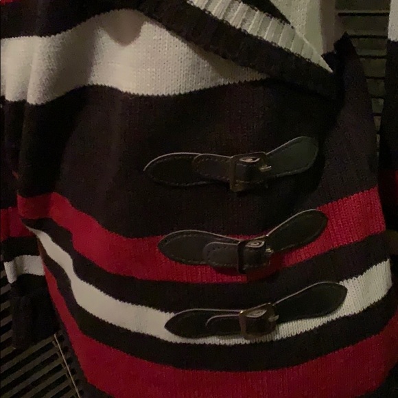 Ladies faux wrap sweater with buckle side. Large. - Picture 2 of 4